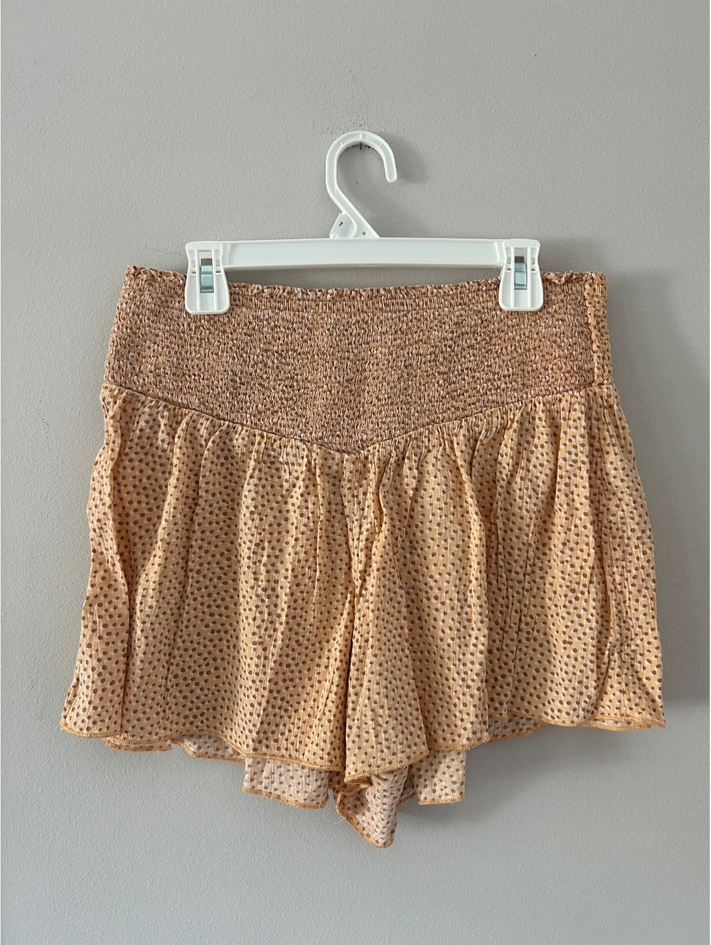 Aerie Smocked Waist Shorts in a Peach Color Ditsy Dot Print Women’s Size Mesium
